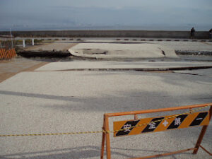 地割れ・陥没　浦安市総合公園付近